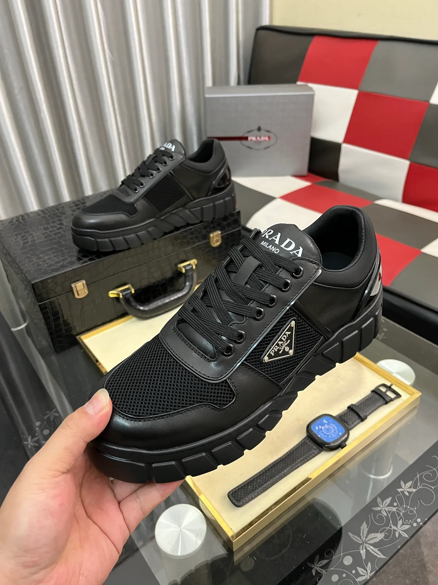 Men's shoes 💰: 560⌚⌚ high version. High-quality new PRADA counters are launched simultaneously. The new men's shoes and 😘 fabrics are selected from first-layer cowhide. Lining: Imported cowhide leather lining. 👍🏿High-end☄️Open-molded non-slip rubber outsole, exquisite lines, simple and elegant, comfortable and high-end for leisure travel. Number of yards: 38 to 44. (Can be customized for 45 non-refundable)
